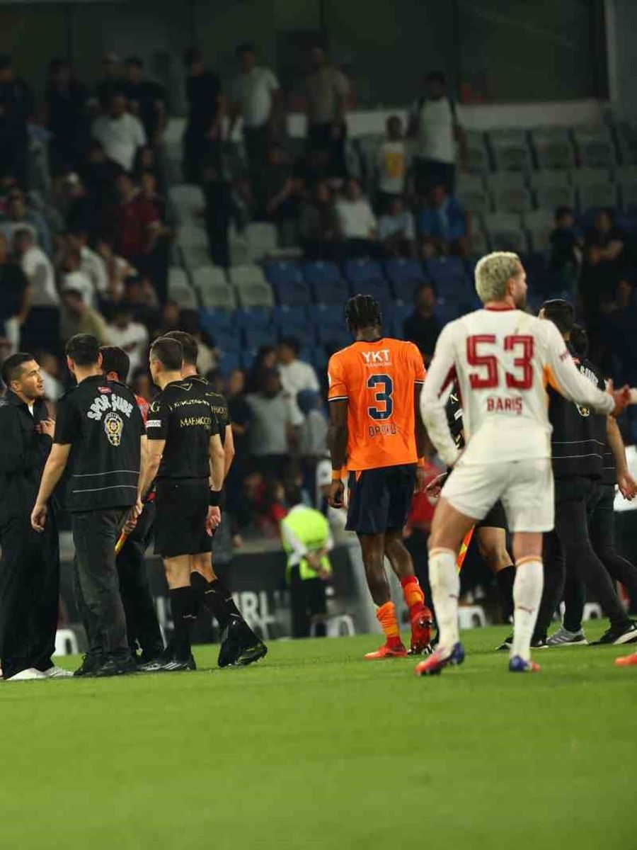 BAŞAKŞEHİR TEKNİK DİREKTÖRÜ NURİ ŞAHİN, GALATASARAY MAÇININ ARDINDAN YOĞUN İTİRAZLARININ ARDINDAN KIRMIZI KART GÖRDÜ.