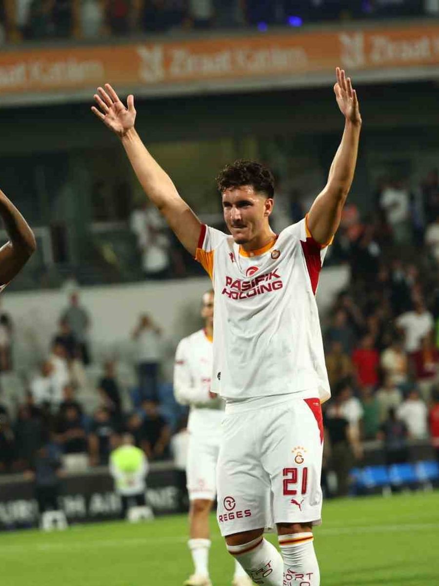 GALATASARAY’IN YENİ TRANSFERLERİ RAFAEL LEAO VE DENİZ GÜL, BAŞAKŞEHİR MAÇININ ARDINDAN SARI-KIRMIZILI TARAFTARLARA ÜÇLÜ ÇEKTİRDİ.