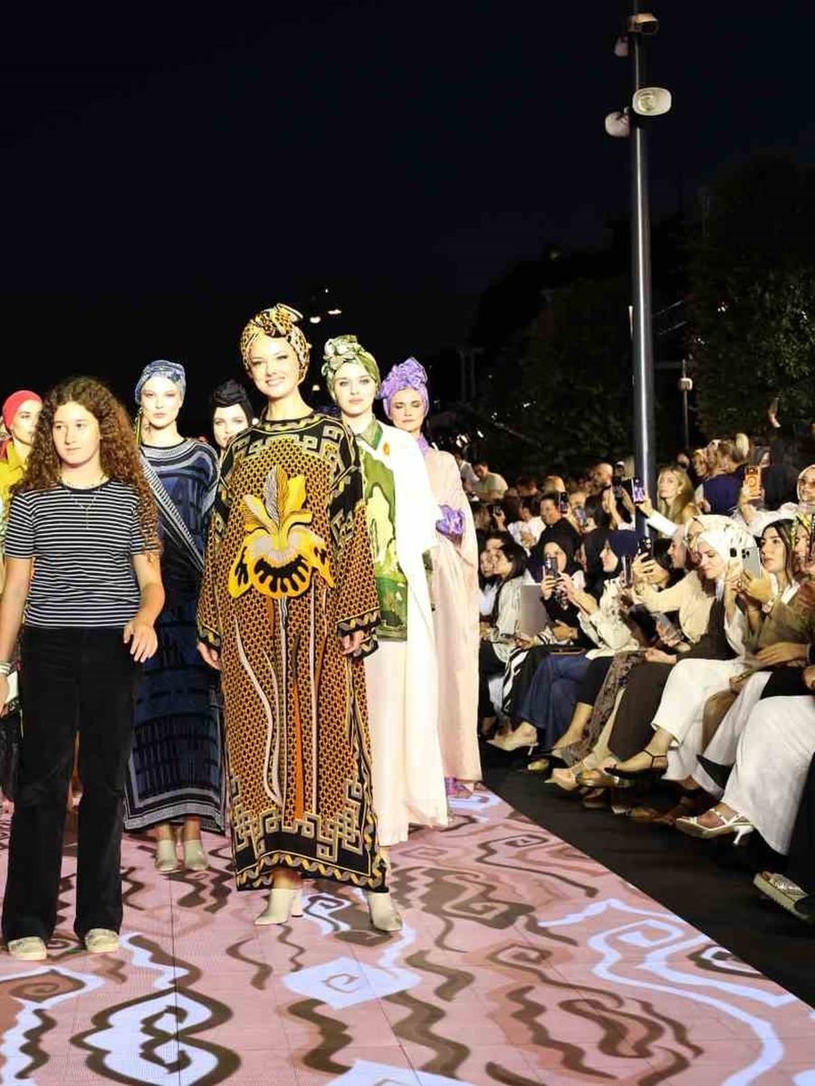 İSTANBUL’DA ÜNLÜ İSİMLER EŞARP DEFİLESİNDE PODYUMA ÇIKTI