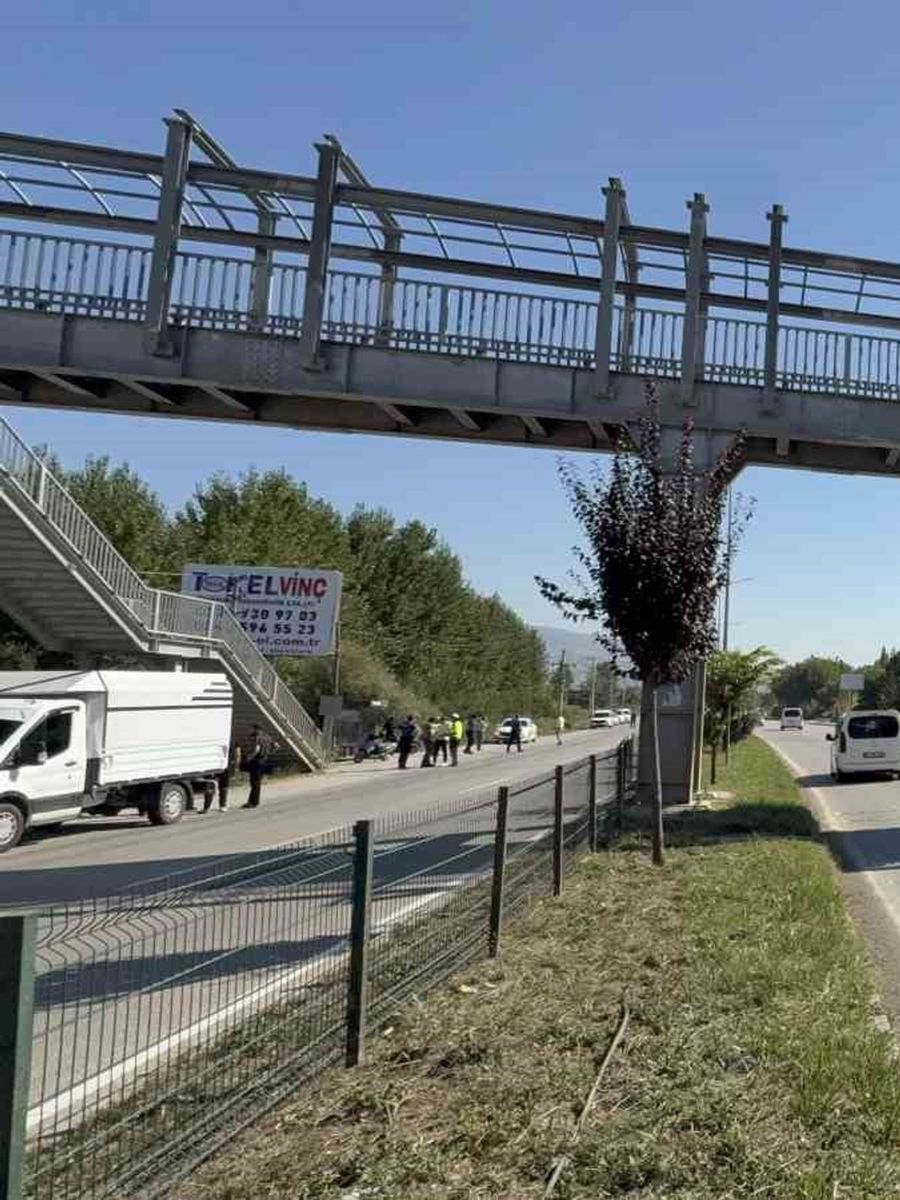 TOKAT’TA SEYİR HALİNDEYKEN DAMPERİ AÇILAN TIR, YAYA ÜST GEÇİDİNE ÇARPTI