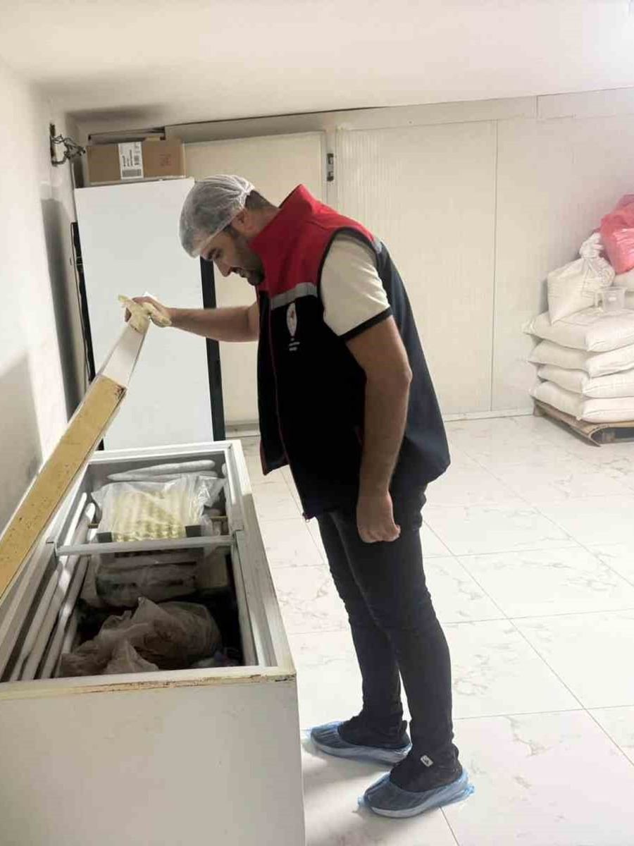 ŞIRNAK’IN CİZRE İLÇE TARIM VE ORMAN MÜDÜRLÜĞÜ EKİPLERİ, HALK SAĞLIĞINI KORUMAK VE GÜVENİLİR GIDA ARZINI SAĞLAMAK AMACIYLA İLÇE GENELİNDEKİ GIDA İŞLETMELERİNE YÖNELİK DENETİMLERİNİ ARALIKSIZ SÜRDÜRÜYOR.