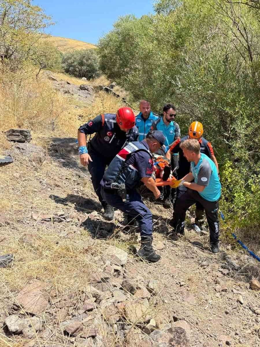 Dere yatağına düşen vatandaş kurtarıldı