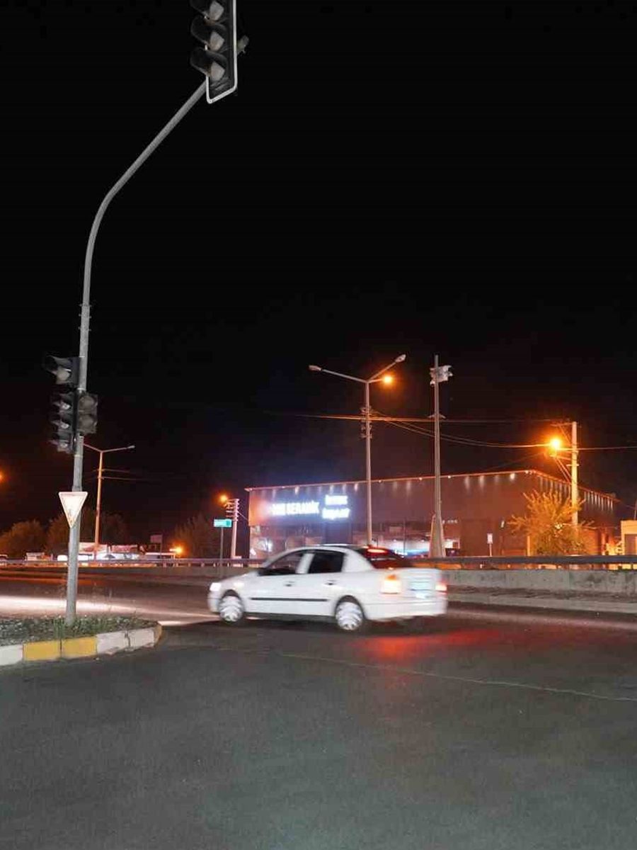 Diyarbakır’da yolun karşısına geçen çocuk, otomobil çarpması soncu hayatını kaybetti