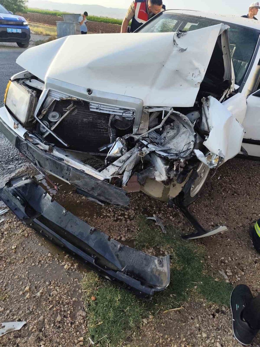 Mardin’de otomobil ile hafif ticari araç çarpıştı: 1 yaralı