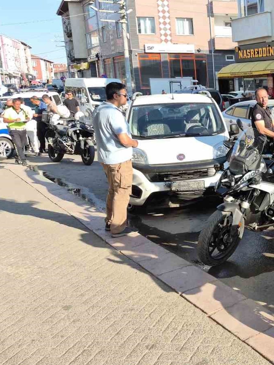 Hafif ticari aracın çarptığı motosikletli polis yaralandı