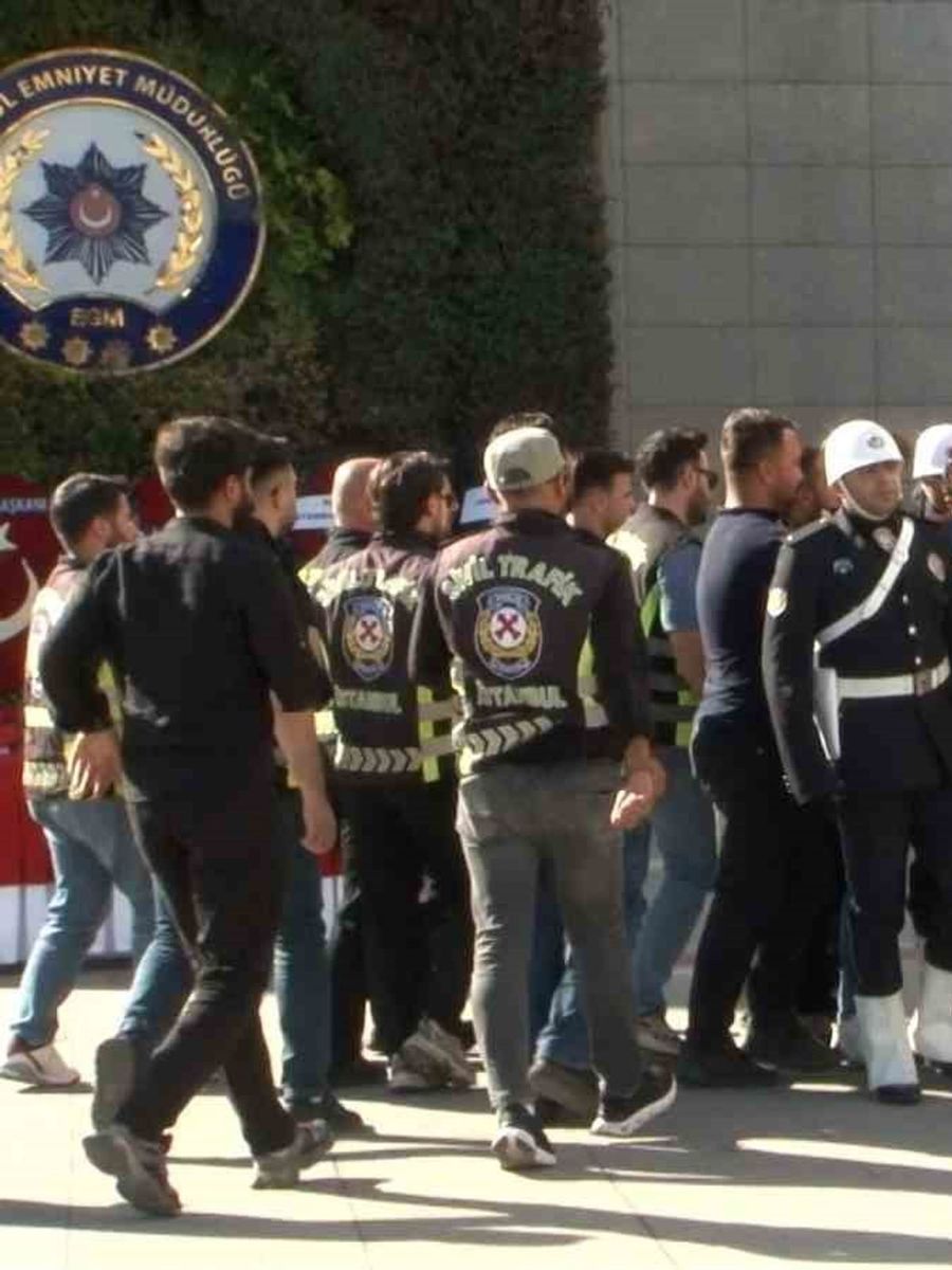 Şehit polisi son yolculuğuna meslektaşları uğurladı