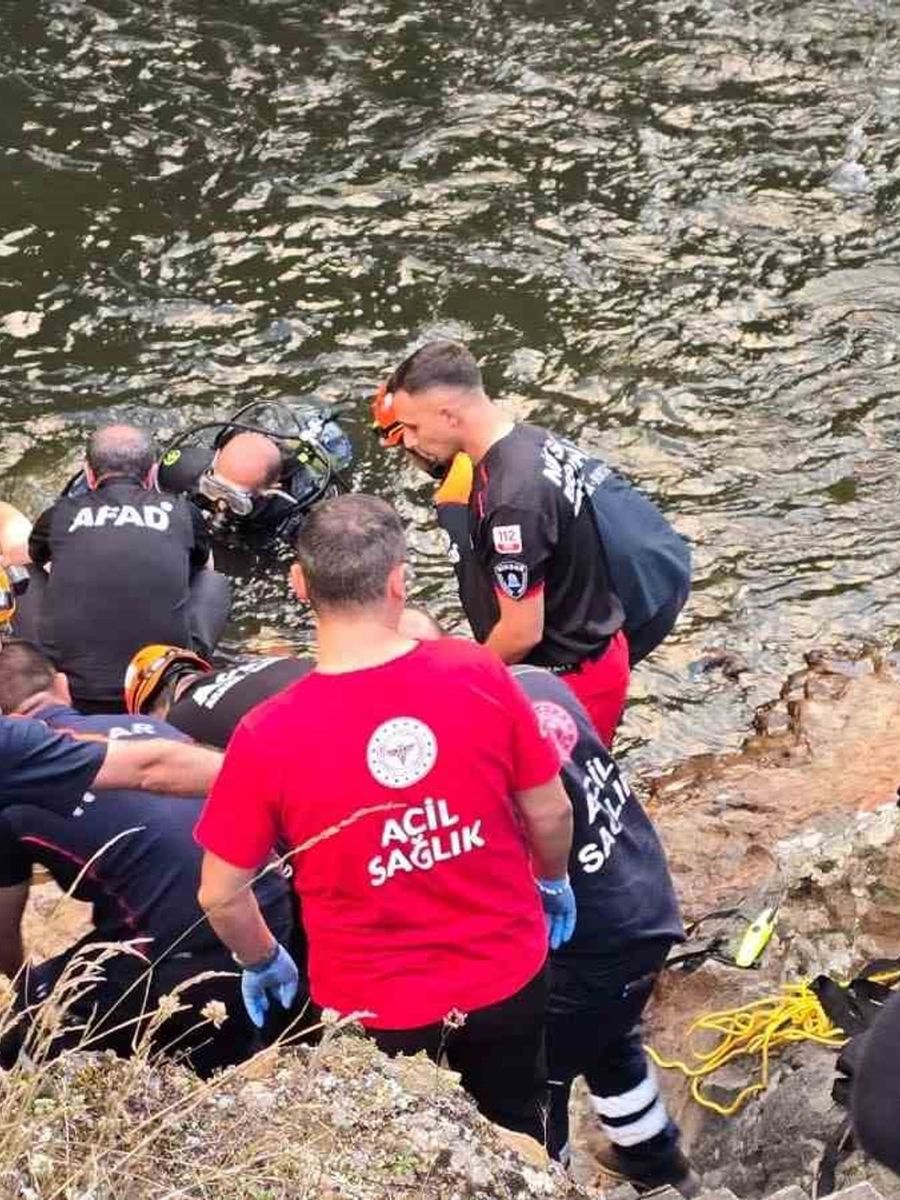 Serinlemek için şelaleye giren iki kardeş boğuldu