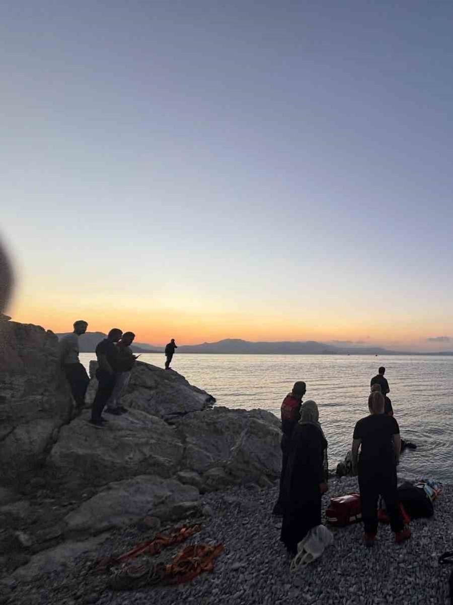 Kayalıklarda mahsur kalan genç kız kurtarıldı