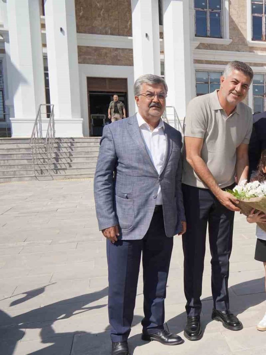 Vali ve milletvekili, çocuklarla ’o piti piti’ oynadı