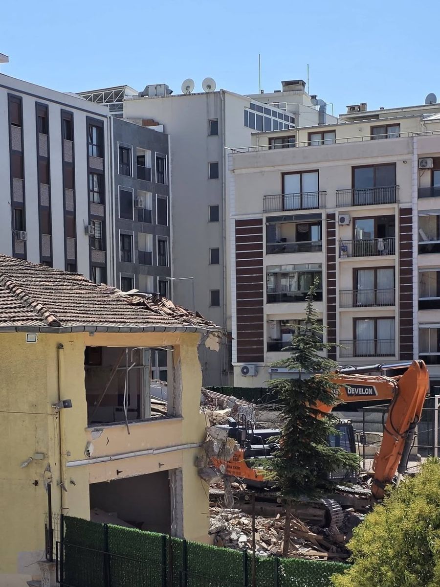 Aliağa’da 54 yıllık ortaokul binası yenilenmek üzere yıkıldı