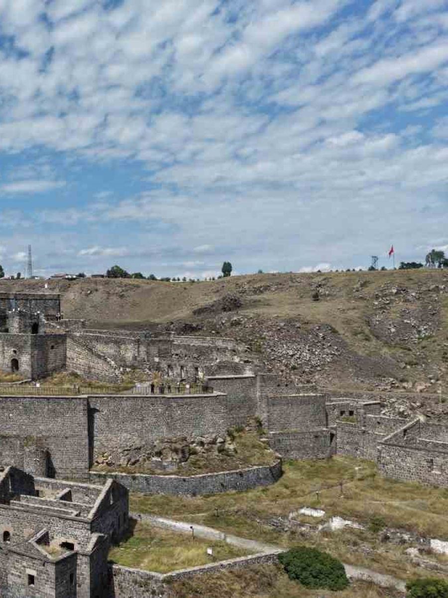 Kars’ın zirvesinde 900 yıllık tarih: Kars Kalesi ihtişamıyla büyülüyor