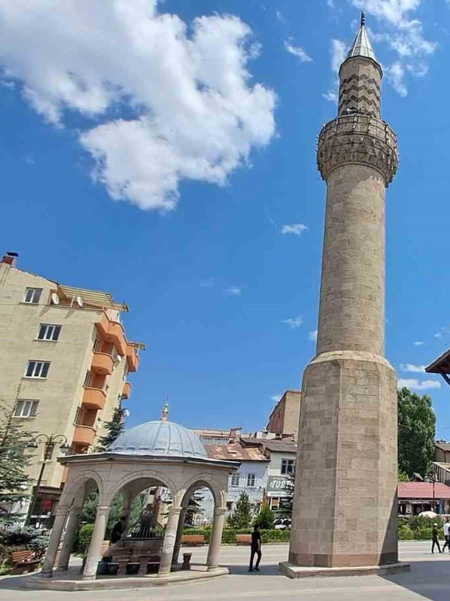 Önce minare yapıldı, cami sonradan eklendi