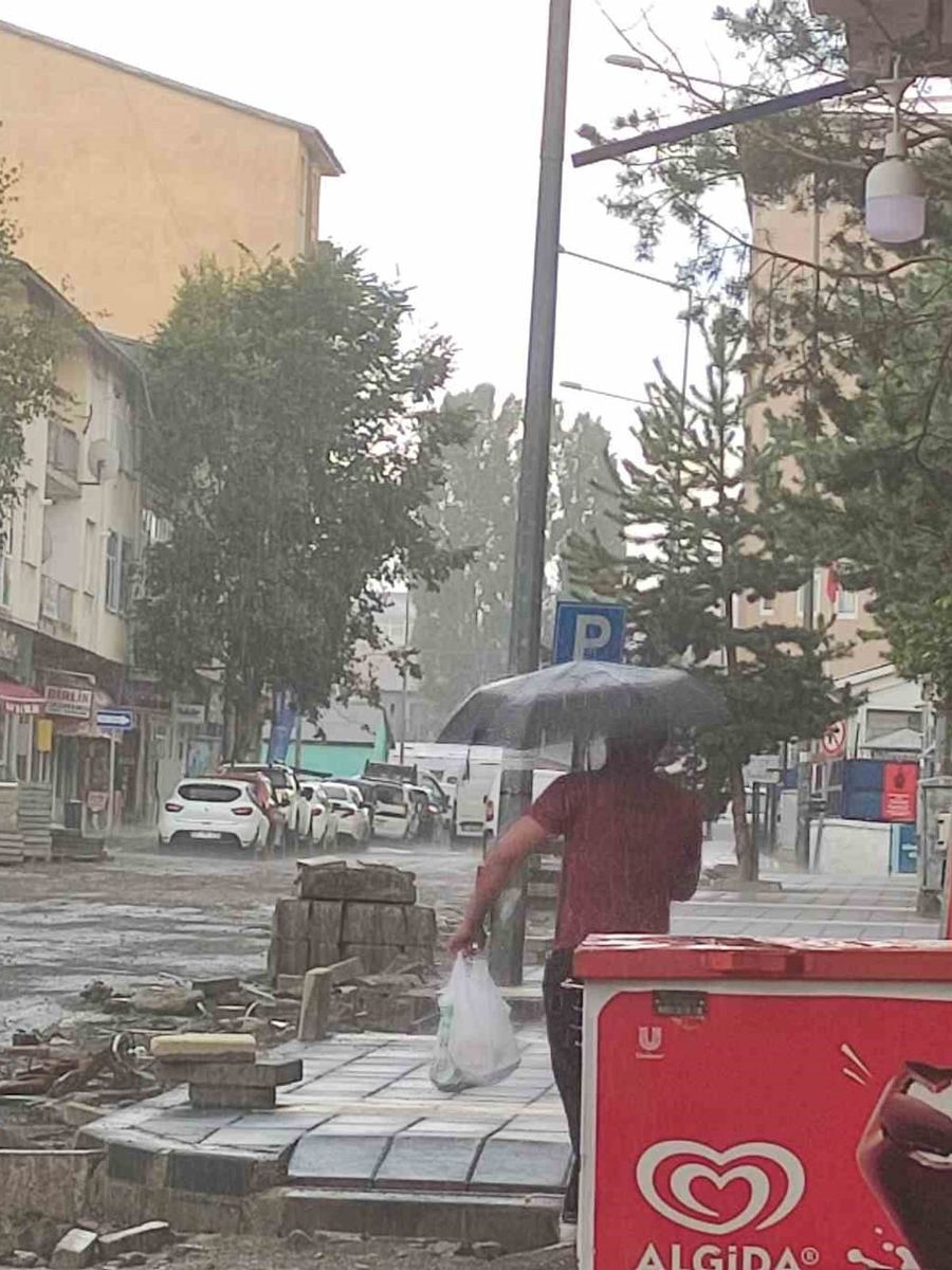 Sağanak ve dolu ulaşımı aksattı, tarım arazileri zarar gördü