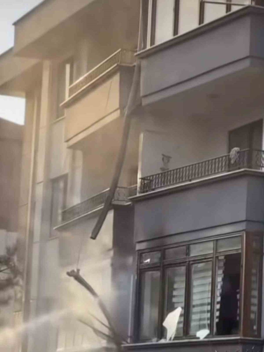 Elektrikli araç şarj istasyonunda çıkan yangın daireye sıçradı