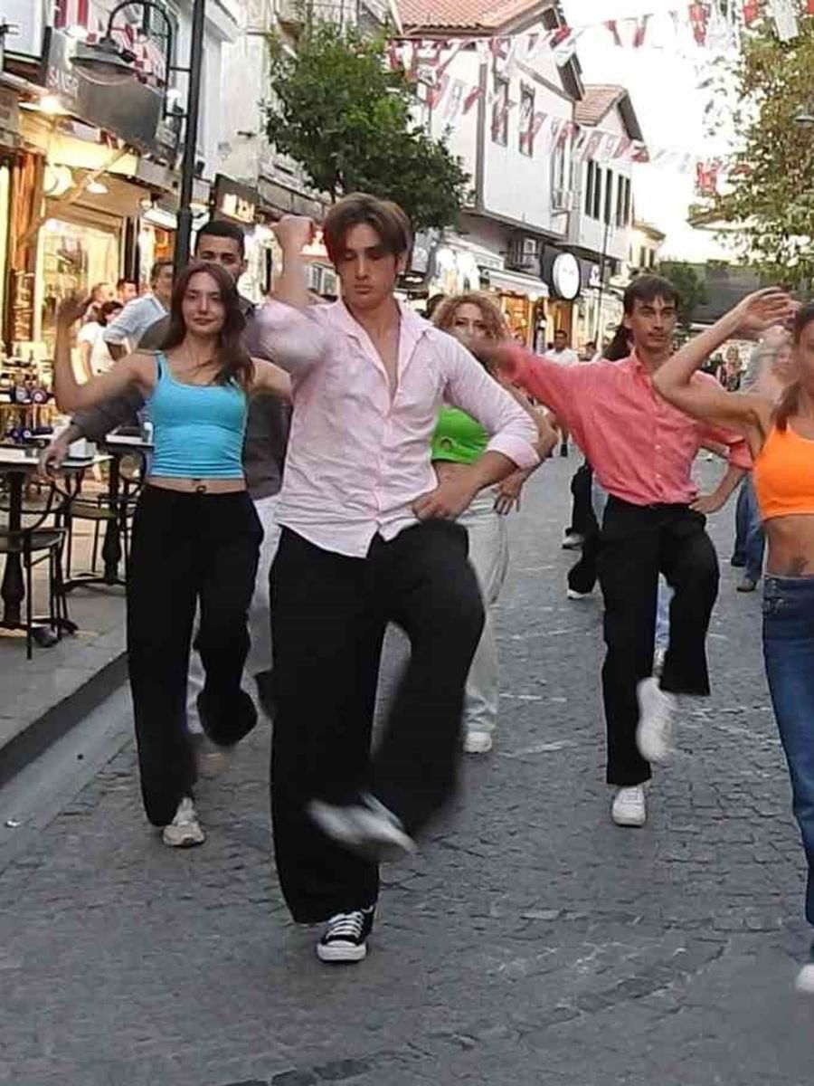 İzmir Aşkına Derneği’nden Çeşme Festivali’nde sürpriz gösteri