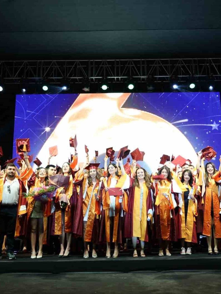İEÜ’de uzmanlık yolculuğu diplomayla taçlandı