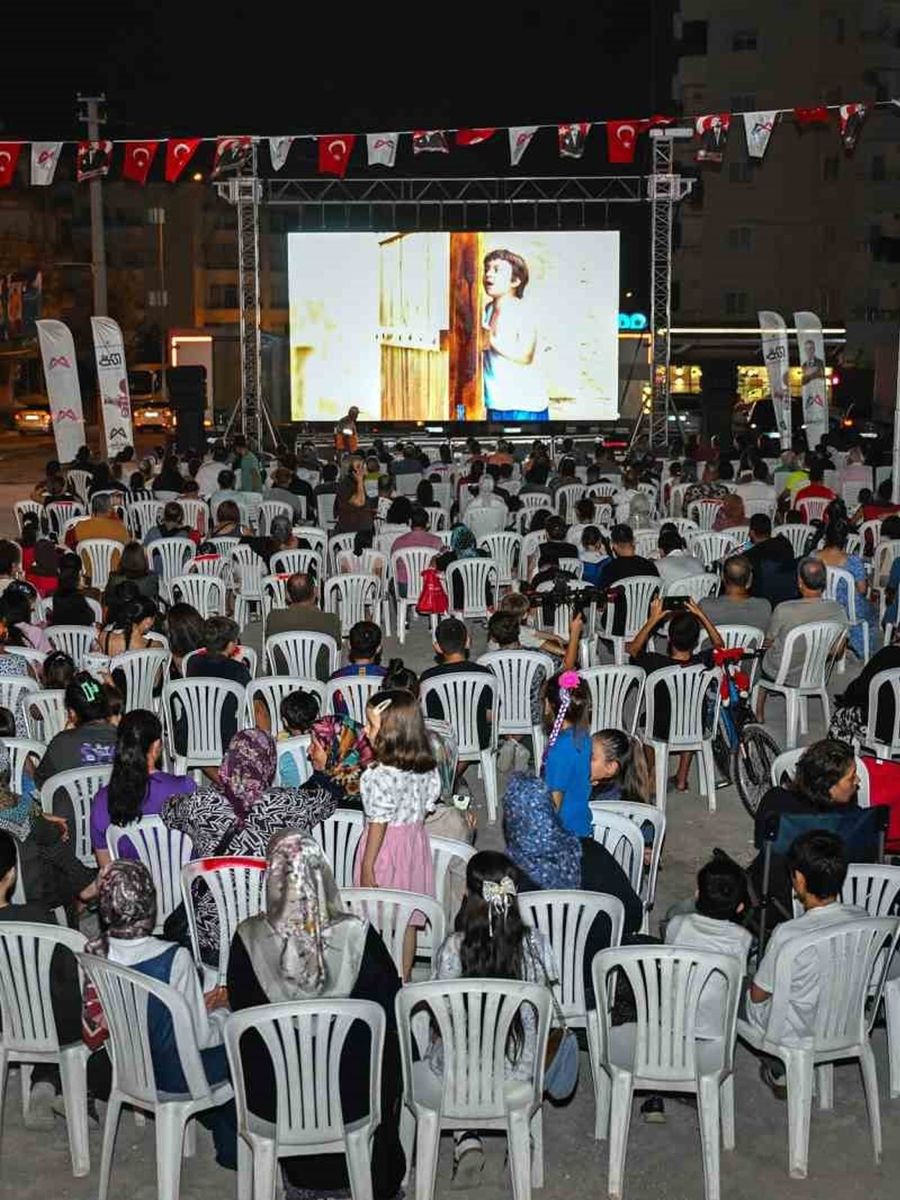 Tarsus’ta açık hava sineması nostaljisi: Mahalle sakinleri beyaz perdede buluştu