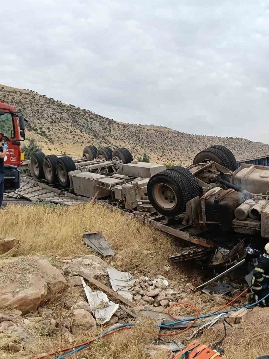 Batman’da tır devrildi, sürücü hayatını kaybetti