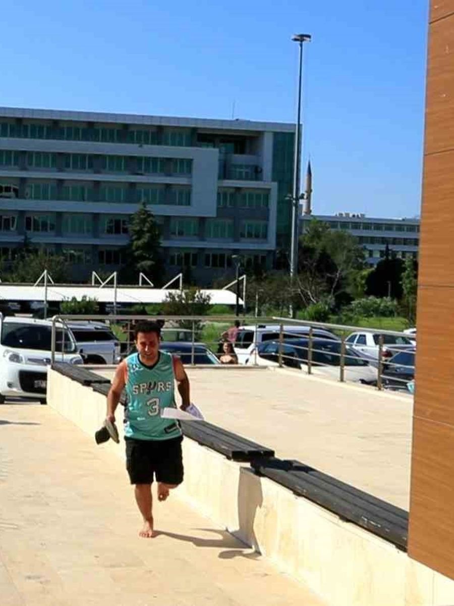 Kan ter içinde elide terlikle yalınayak koşarak geldiği sınavı saniyelerle kaçırdı