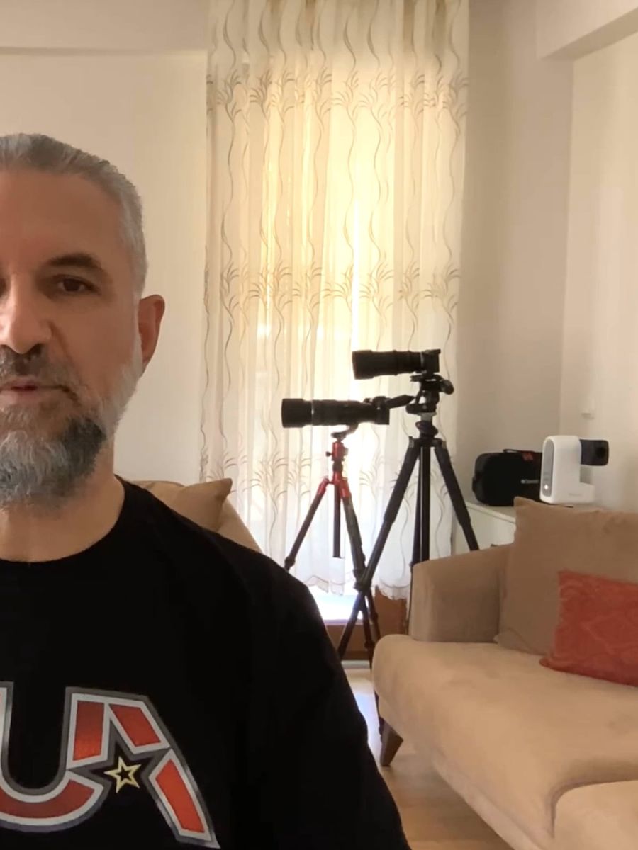 Beyaz önlükten teleskoba uzanan gökyüzü tutkusu