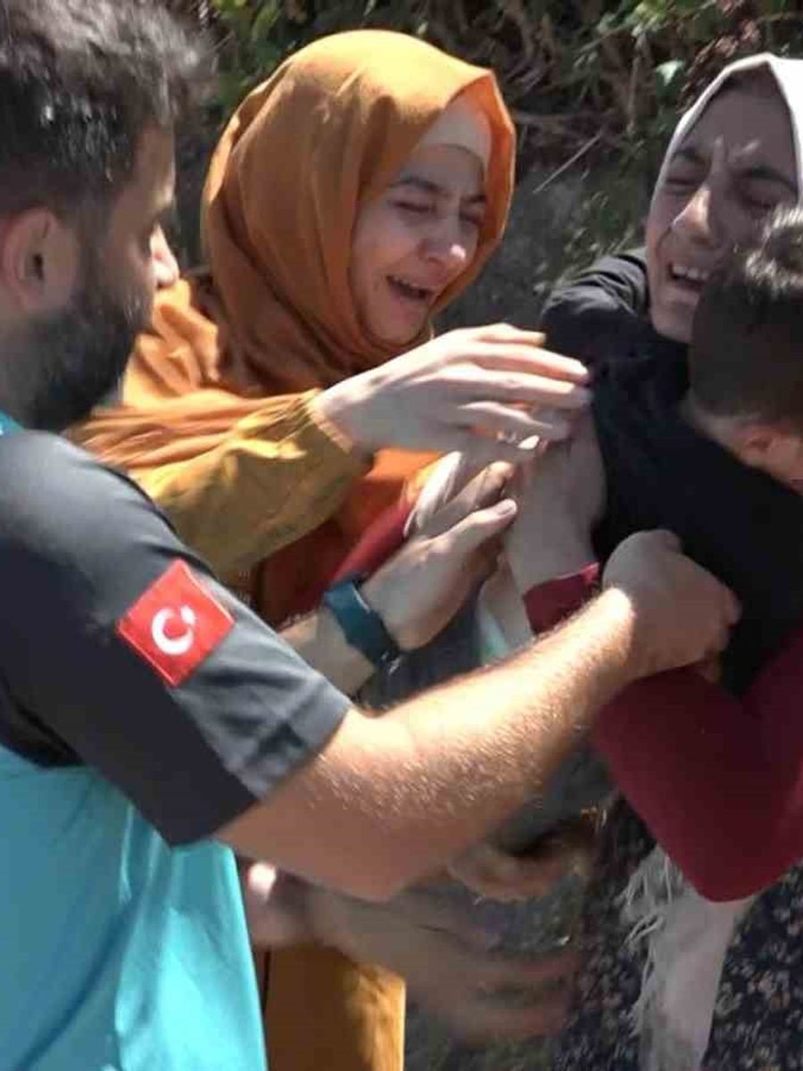 Kaybolan çocuğuna kavuşan anne sevinçten bayıldı