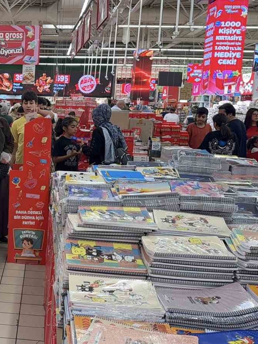Okulların açılmasına kısa süre kala velilerin kırtasiye telaşı başladı