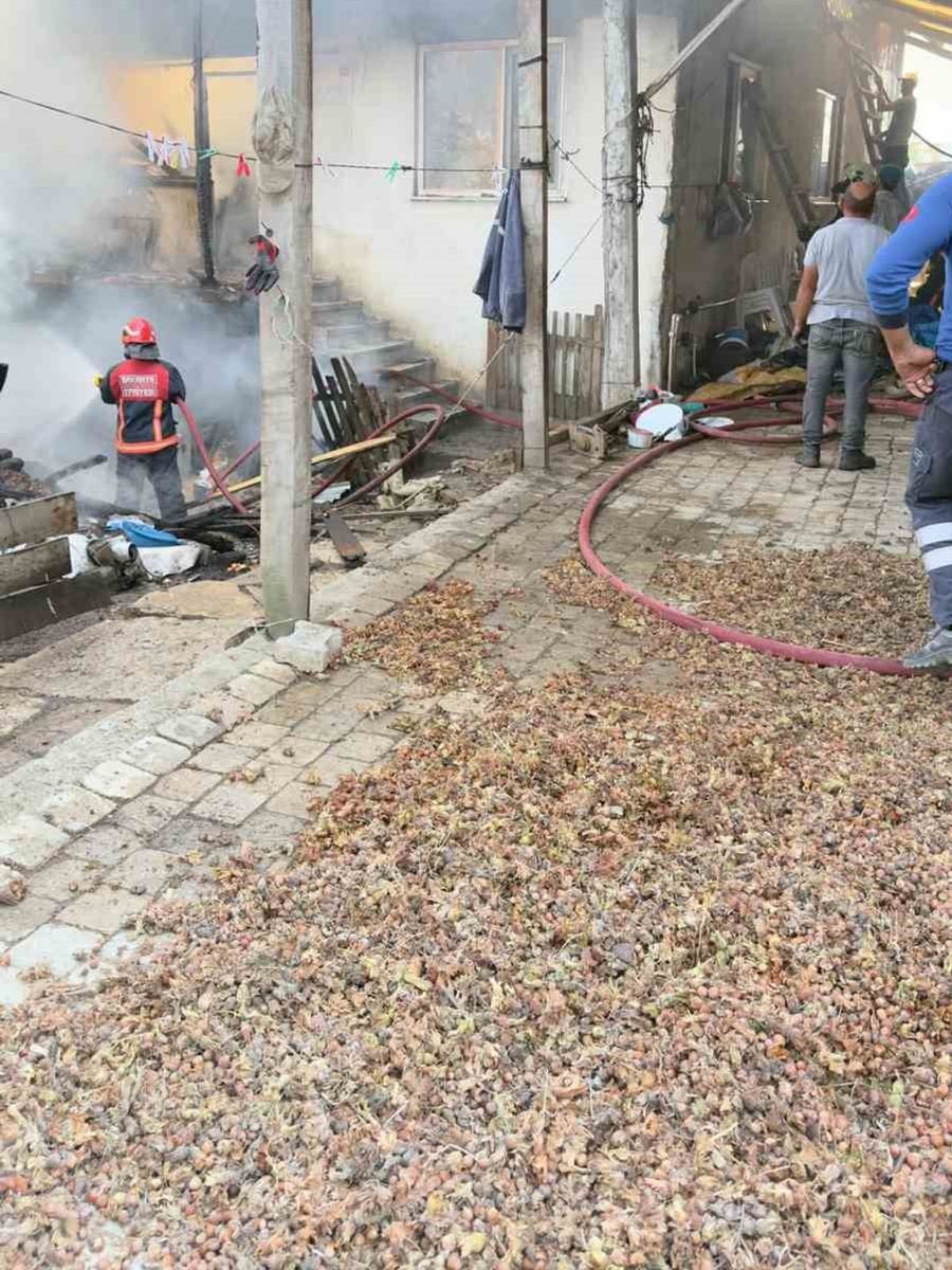 Sakarya’da iki katlı evde çıkan yangın paniğe neden oldu
