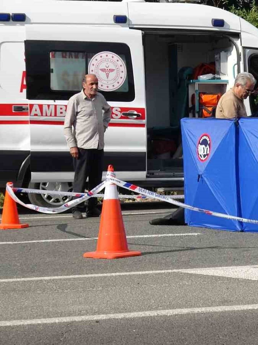 Tuvalet ihtiyacı için yolun karşısına geçerken can verdi: Kaza anı kamerada
