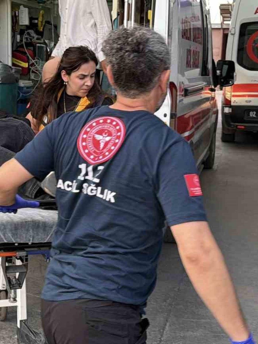 Şiddete maruz kalan kadını kurtarmak isterken bıçaklandı
