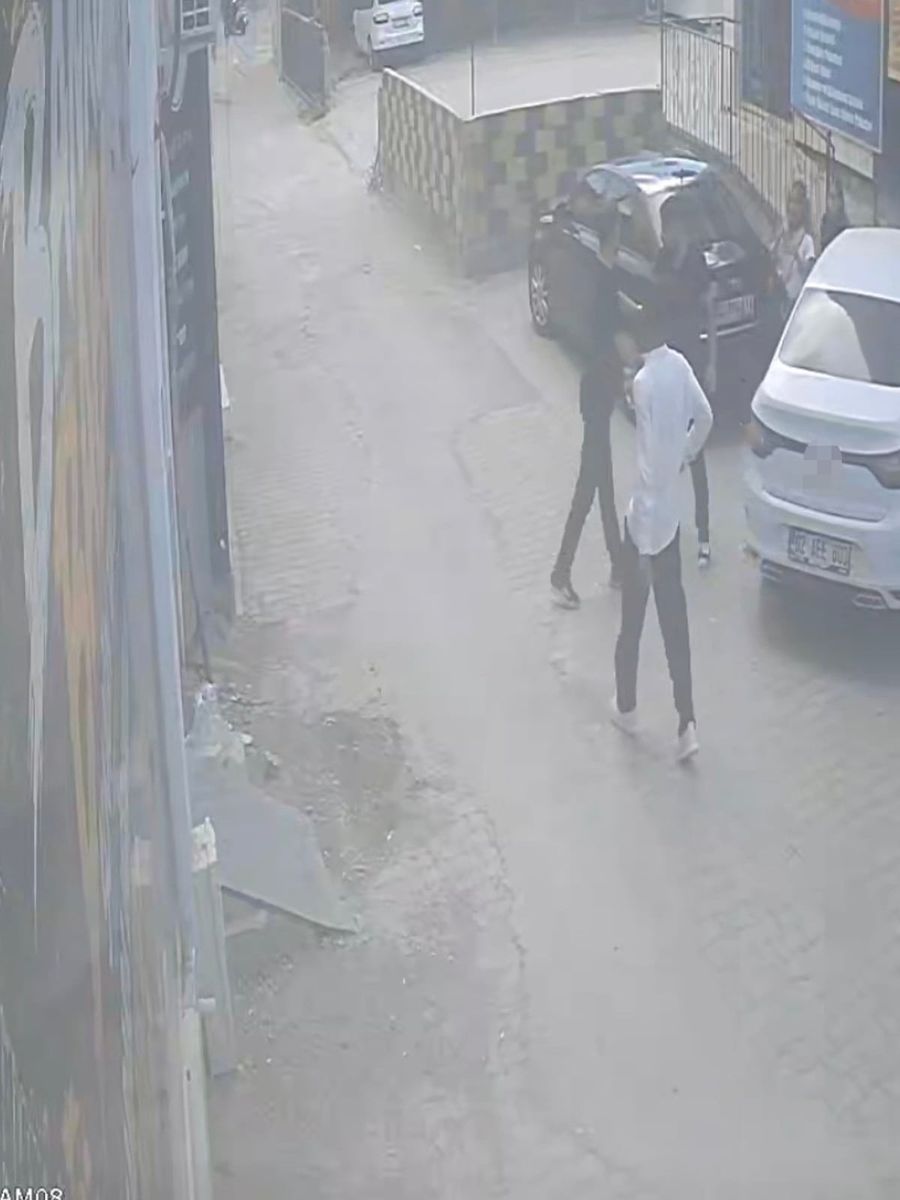 Darbedilen kadını kurtarmak isteyen gencin bıçaklı saldırıya uğradığı anlar kameraya yansıdı