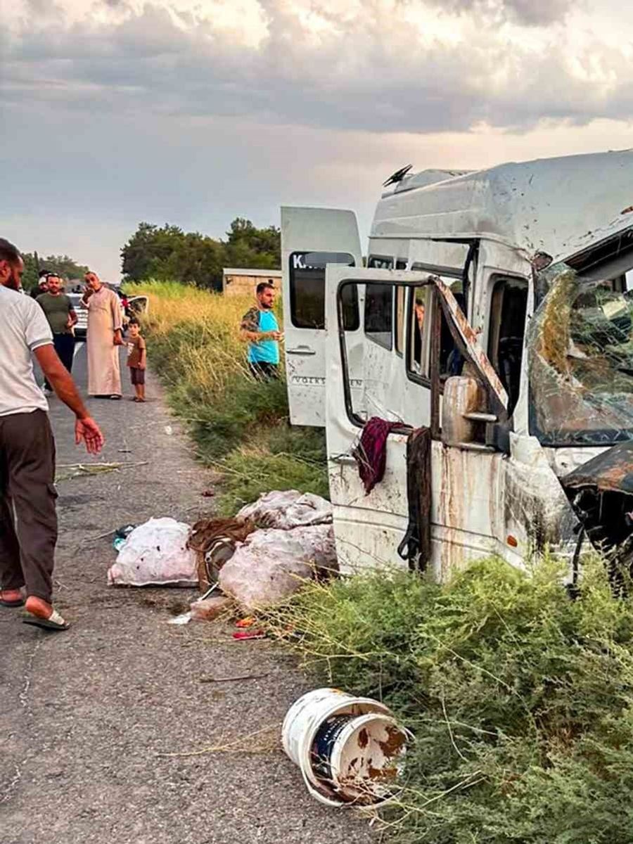 Şanlıurfa’da işçileri taşıyan servis tahliye kanalına devrildi: 15 yaralı