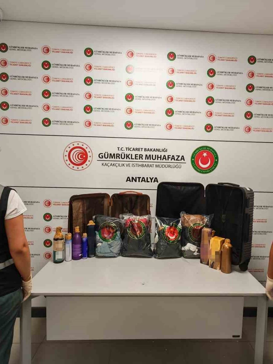 Antalya Havalimanı’nda uyuşturucu operasyonu: 18 kilo 921 gram likit metamfetamin ele geçirildi