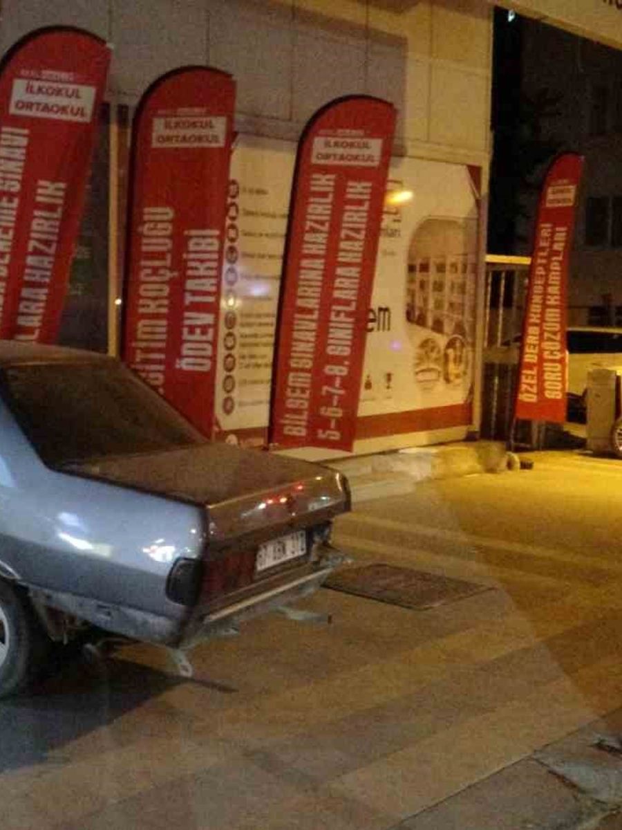 Malatya’da kontrolden çıkan otomobil dershaneye girdi