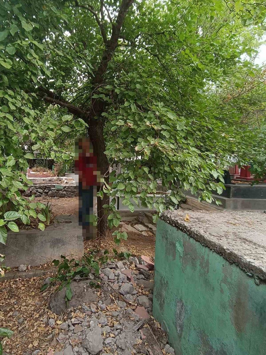 Diyarbakır’da bir kişi, mezarlıkta ağaca asılı halde ölü bulundu