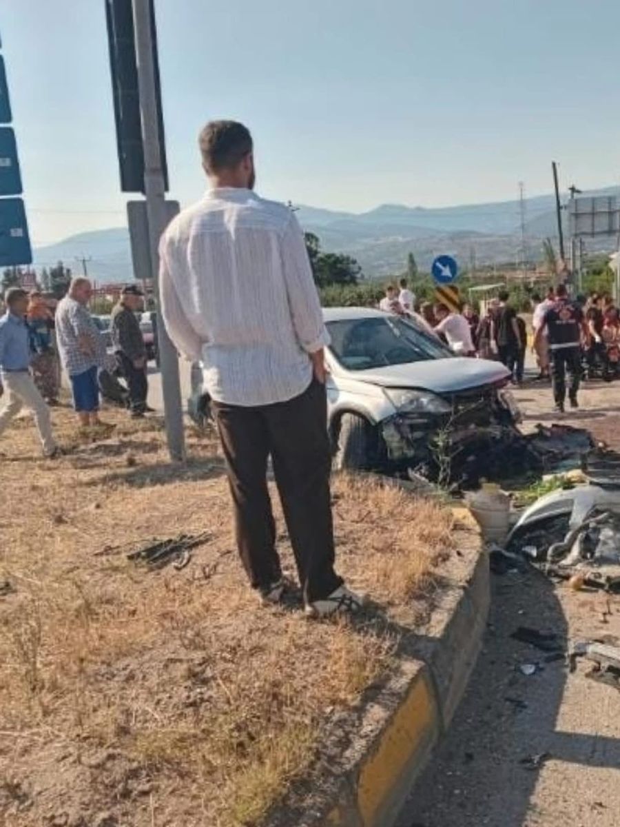 Hafif ticari araç ile SUV kafa kafaya çarpıştı: 6 yaralı
