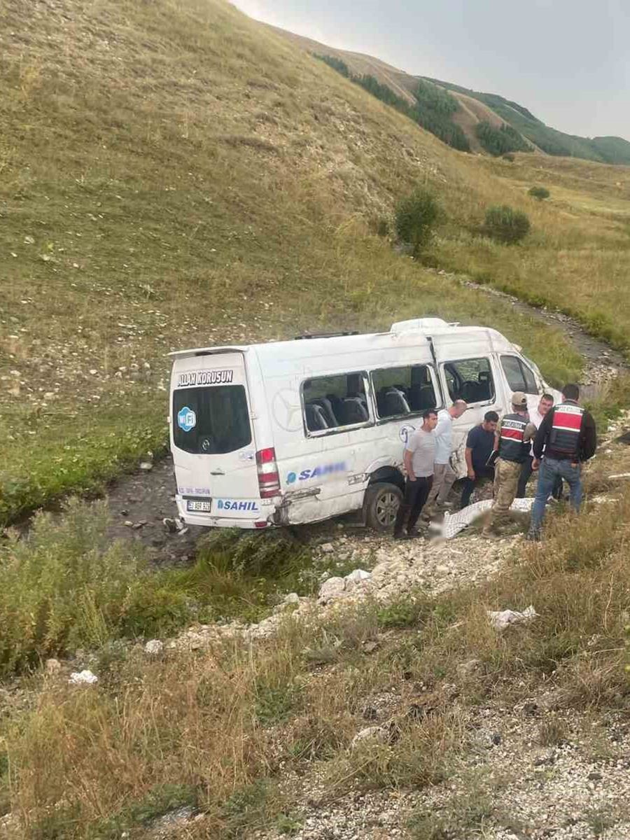 İspir’de yolcu minibüsü şarampole devrildi: 3 yaralı