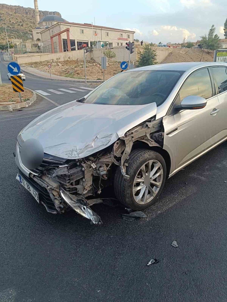 Mardin’de iki otomobil çarpıştı