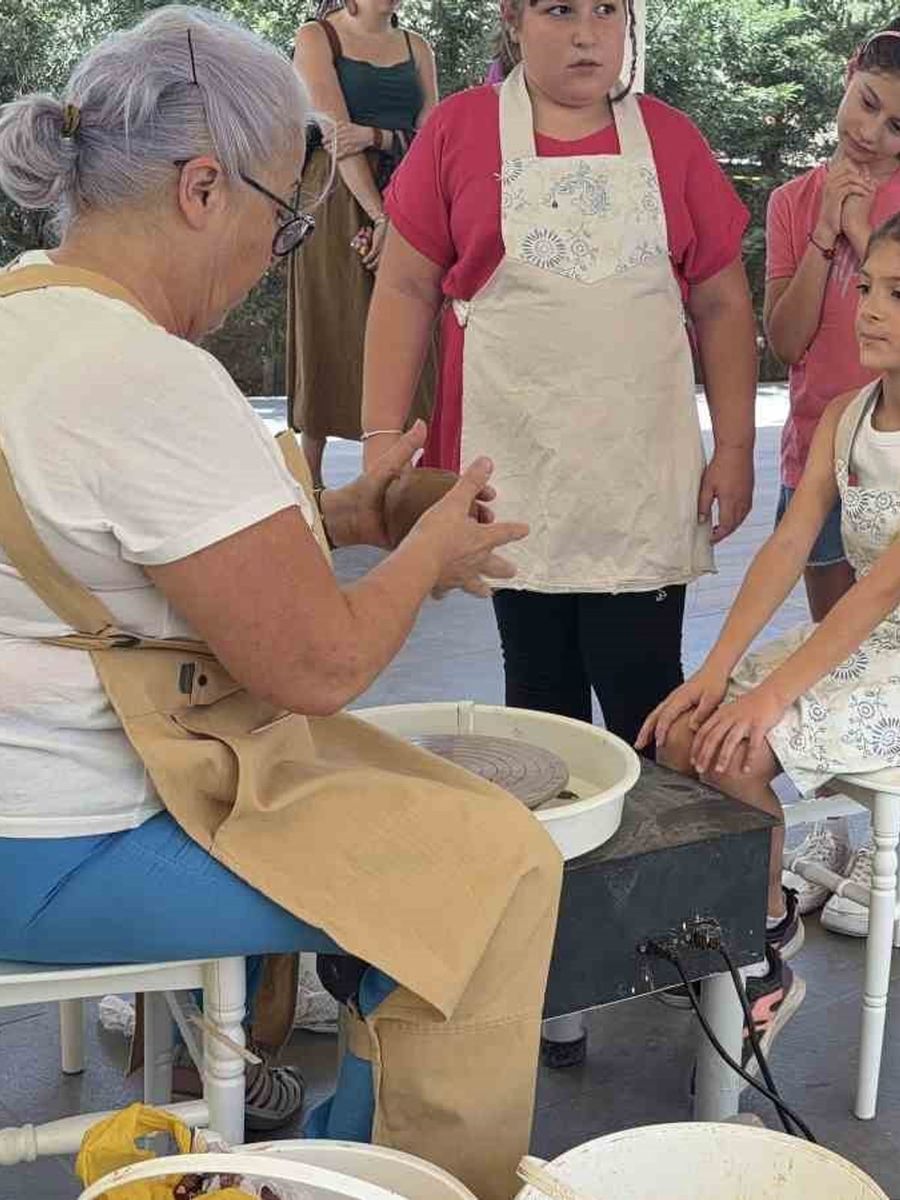 Minik eller çömlekçi tornasında toprağa şekil verdi