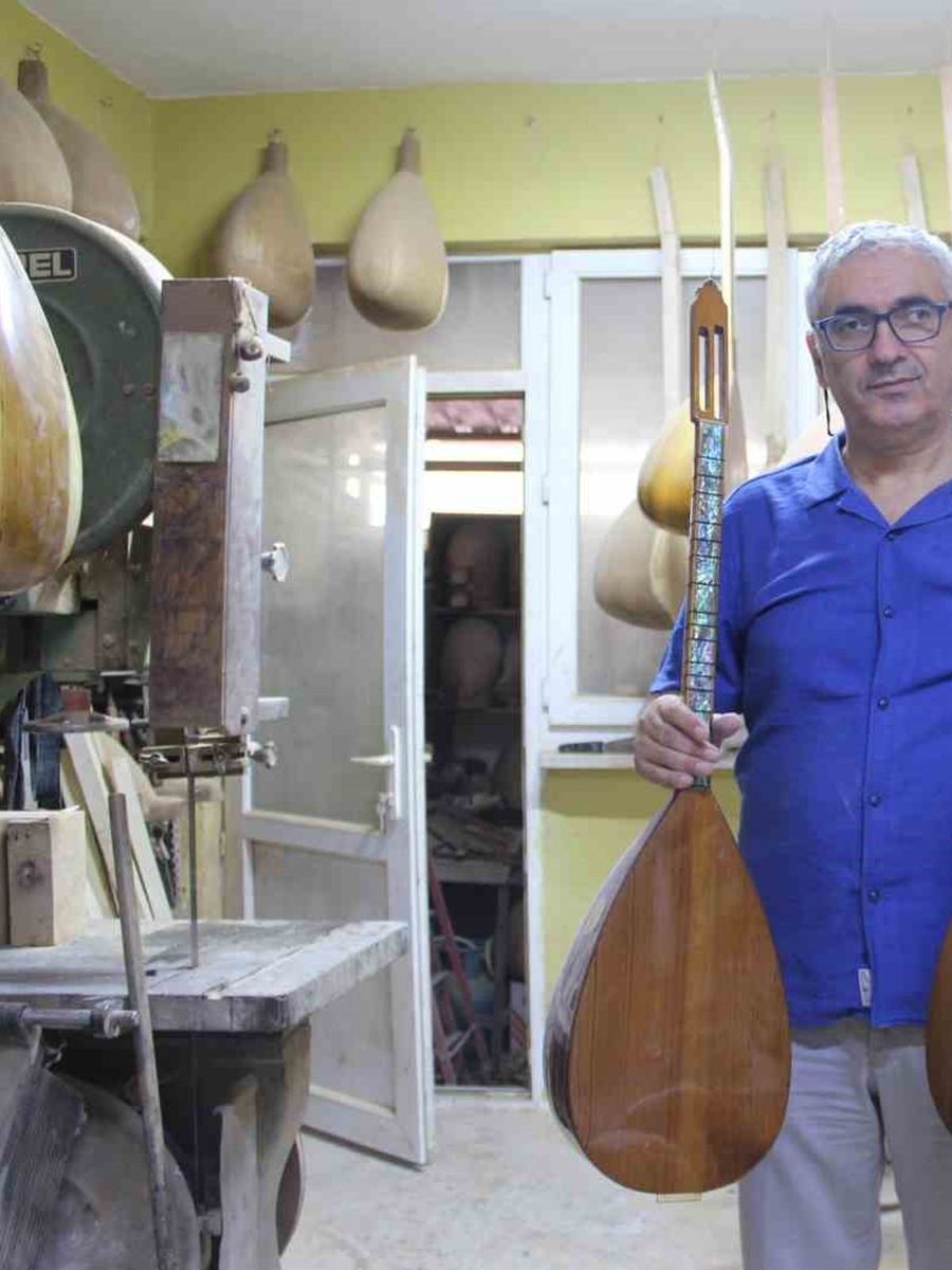 Dededen toruna uzanan müzik mirasını bağlamayla yaşatıyor