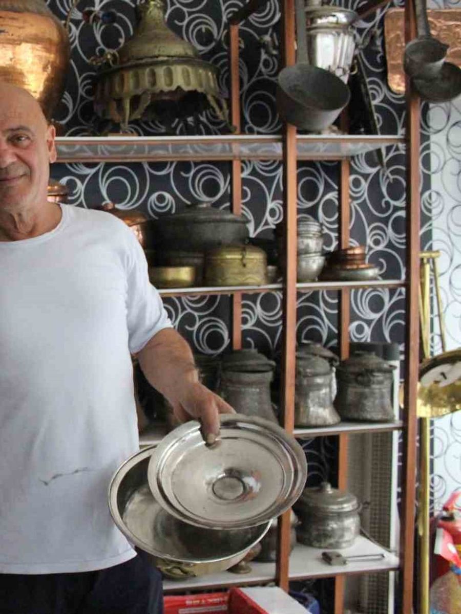 Yılların eskittiği bakırlar 45 yıllık ustanın ellerinde parlıyor