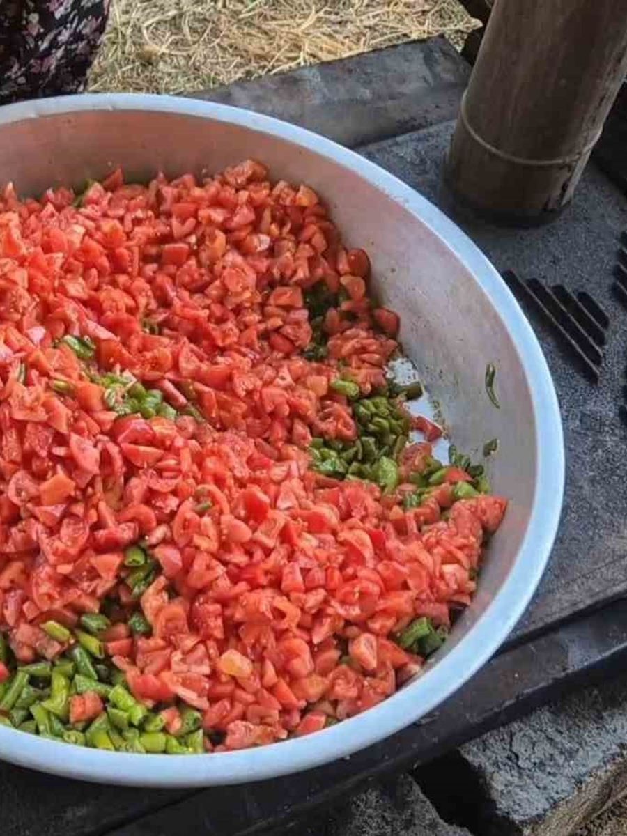Yazın ucuzunu alıp kışa saklıyorlar: Kadınların imece telaşı