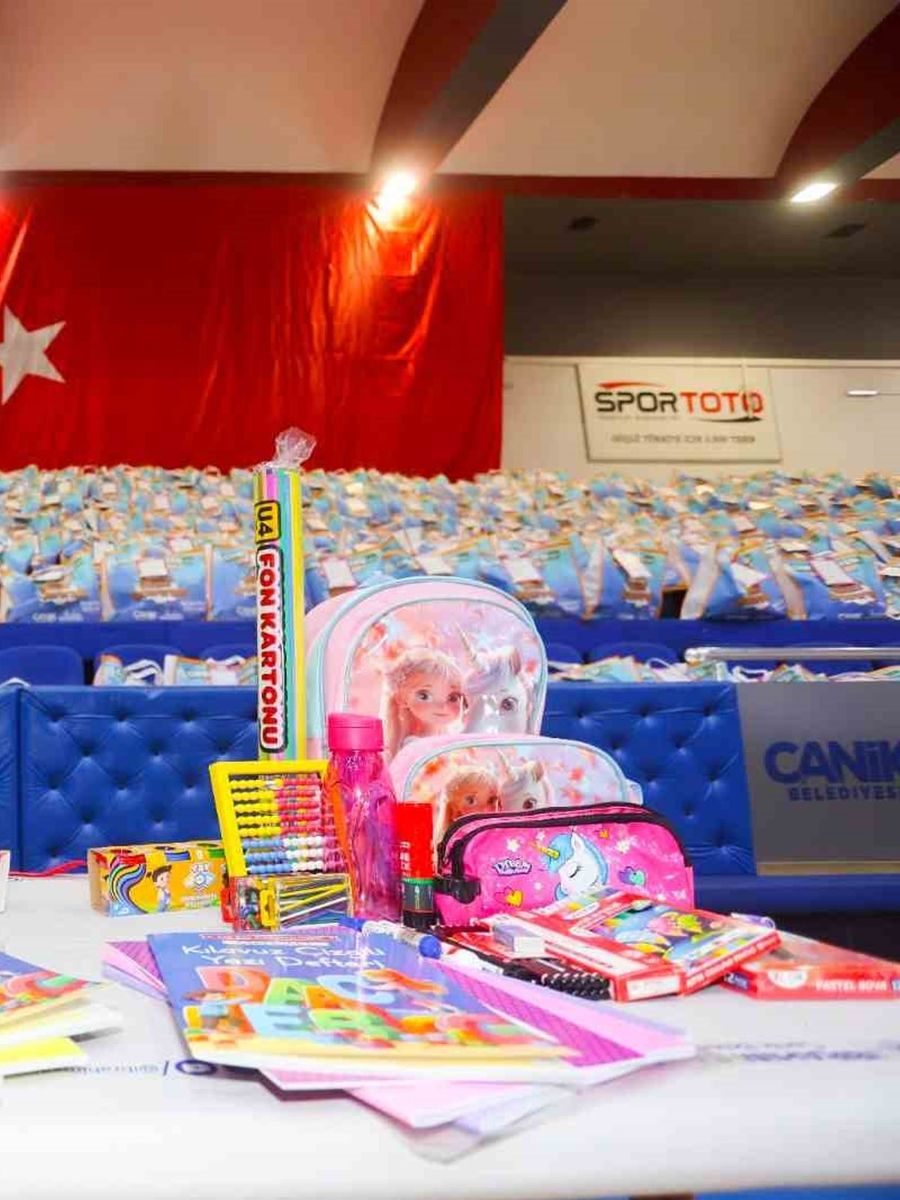 Başkan Sandıkçı: "Birinci sınıfa başlayan tüm öğrencilere çanta ve kırtasiye seti belediyemizden hediye"