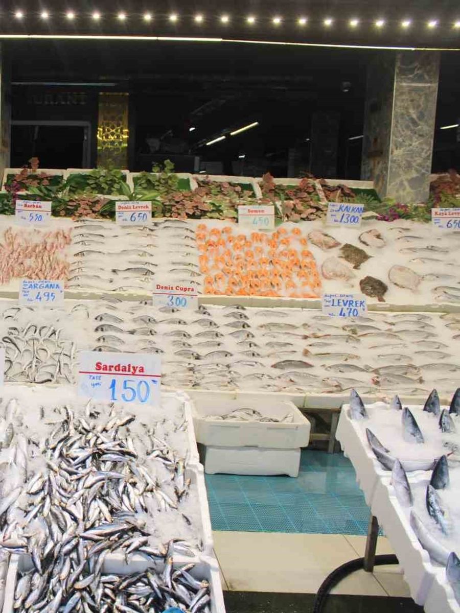 Sezon başladı, balık tezgahları şenlendi
