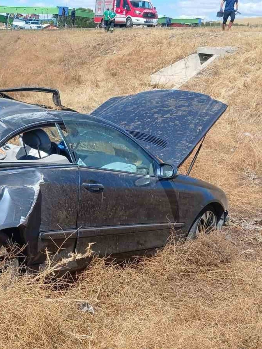 Şarampole uçan otomobilin sürücüsü yaralandı