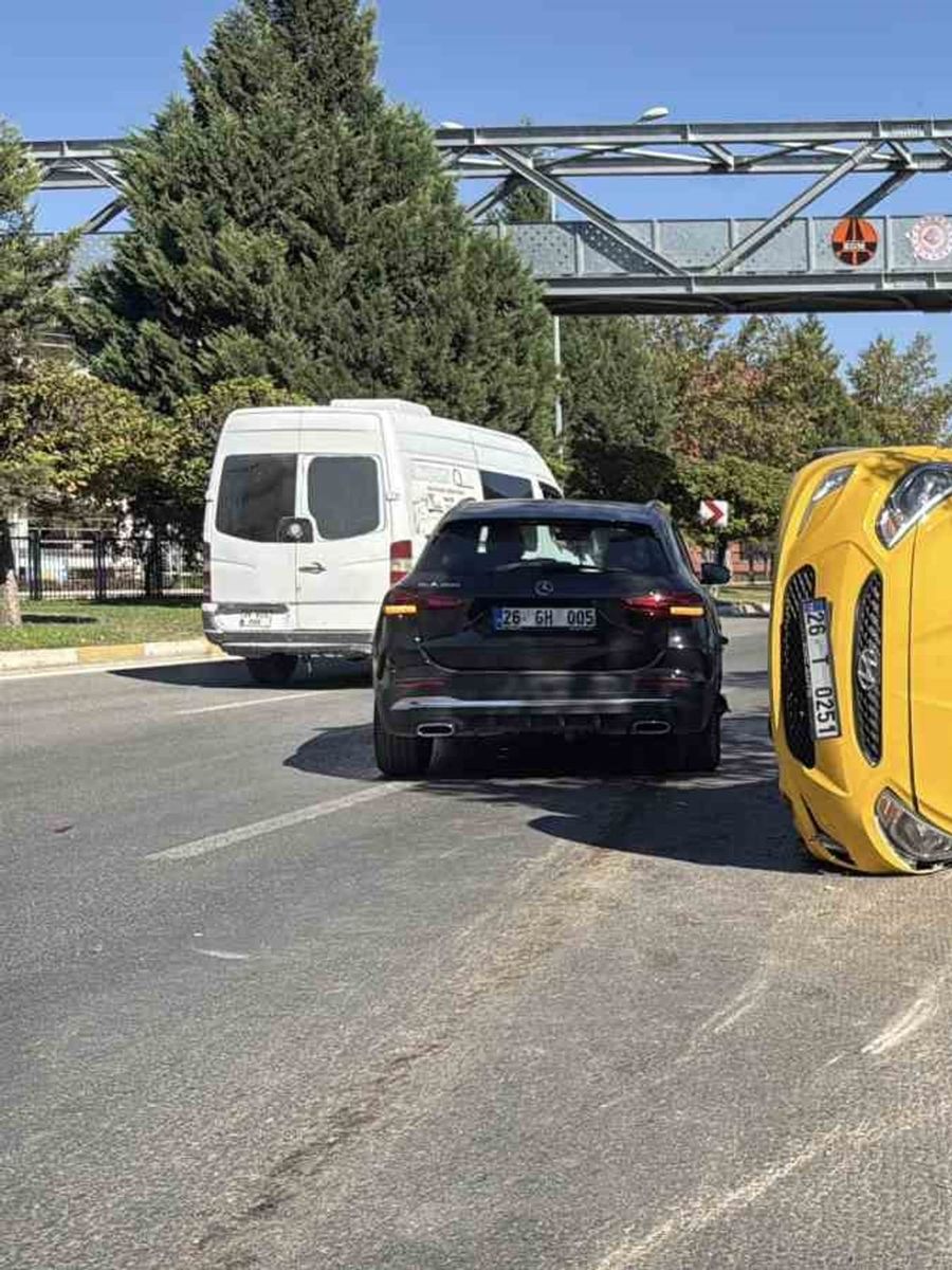 Eskişehir’de ticari taksi ile SUV çarpıştı: 2 sürücü yaralandı