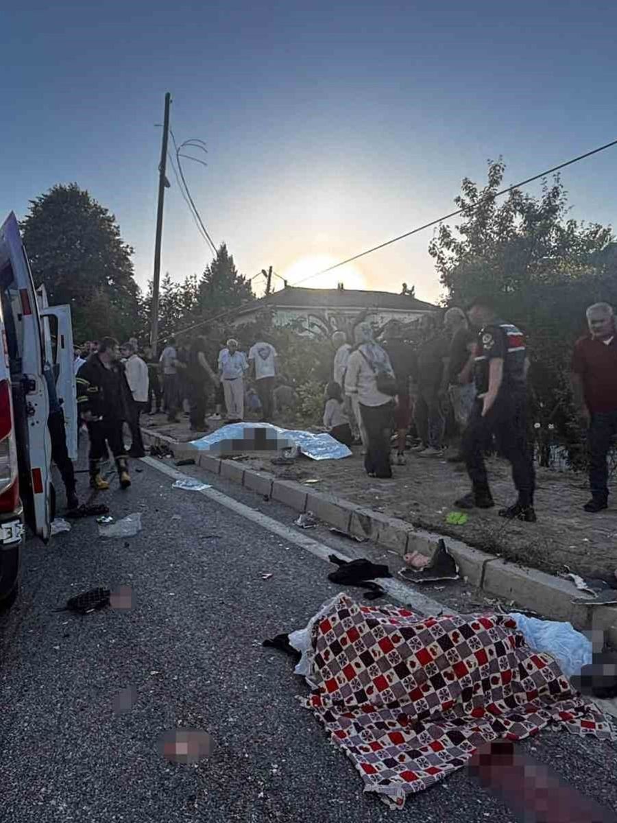 Akçakoca-Alaplı yolunda feci kaza: 4 ölü, 8 yaralı