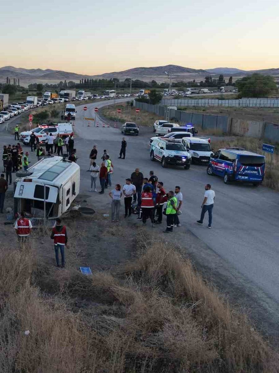 Kırıkkale’de işçi servisi ile otomobil çarpıştı: 14 yaralı