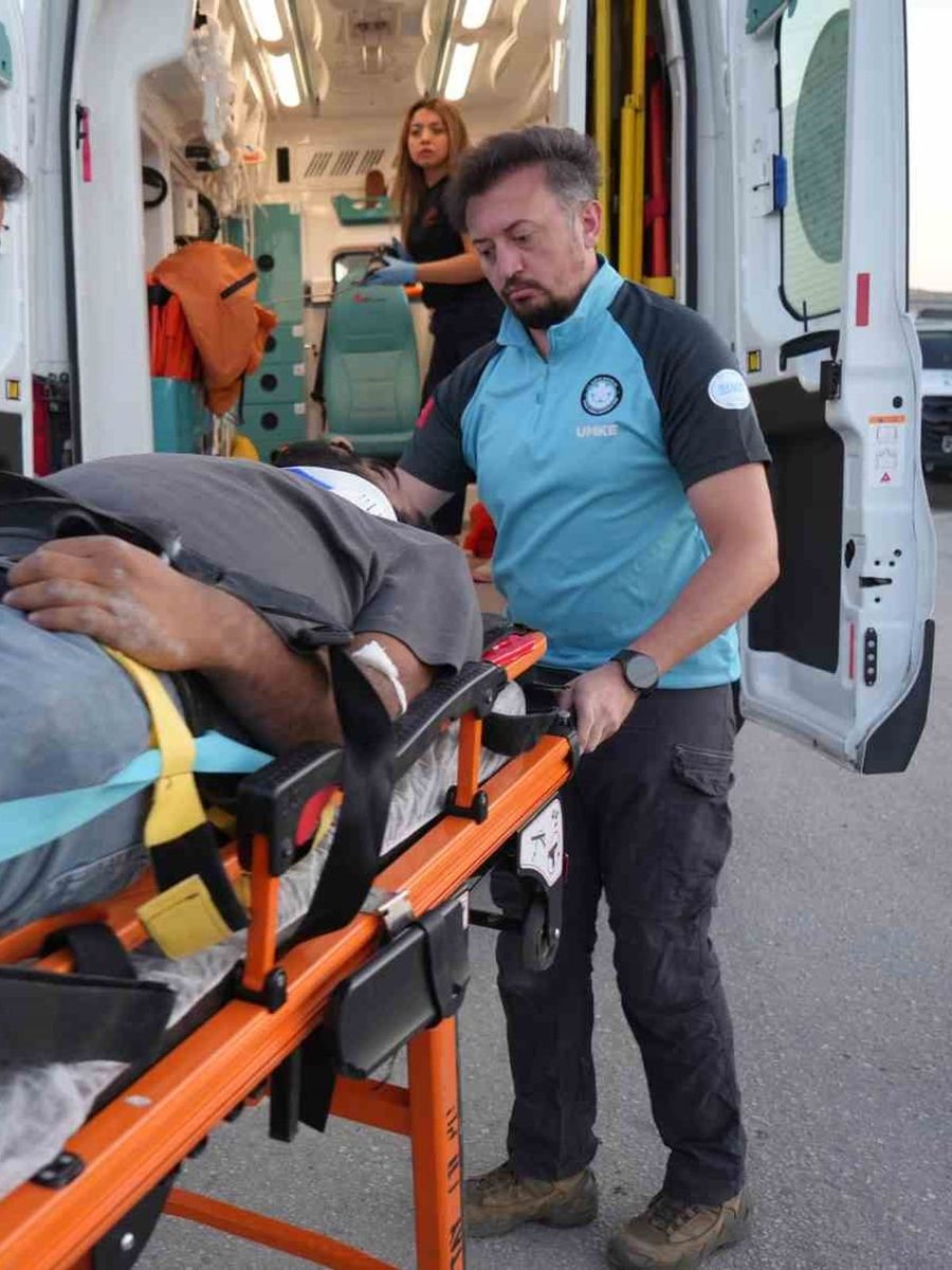 14 kişinin yaralandığı kazada minibüs sürücüsünün kural ihlali yaptığı değerlendirildi