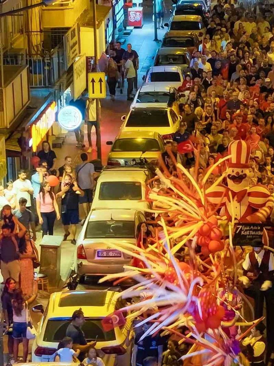 Efeler’de binlerce kişi fener alayında buluştu