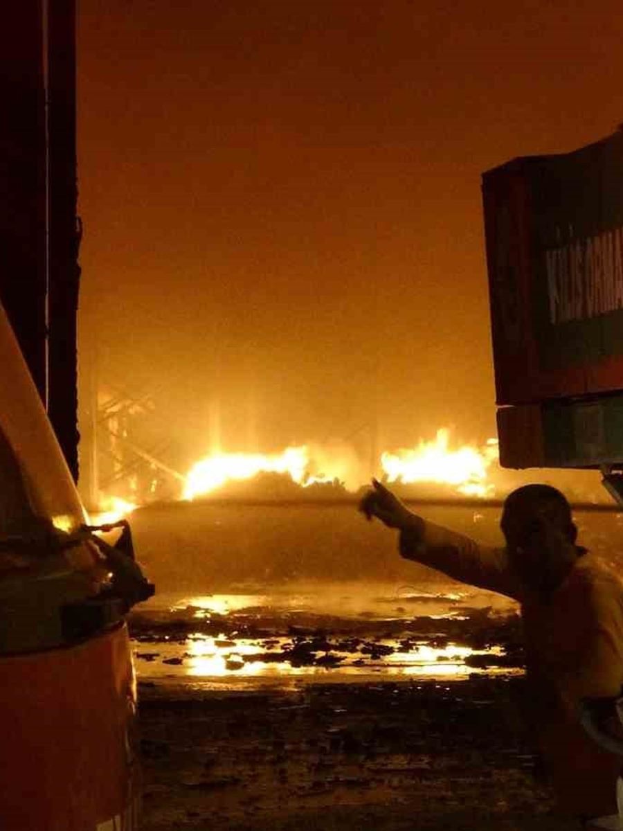 Kilis’te ambalaj fabrikasında yangın: 1 itfaiye eri yaralandı